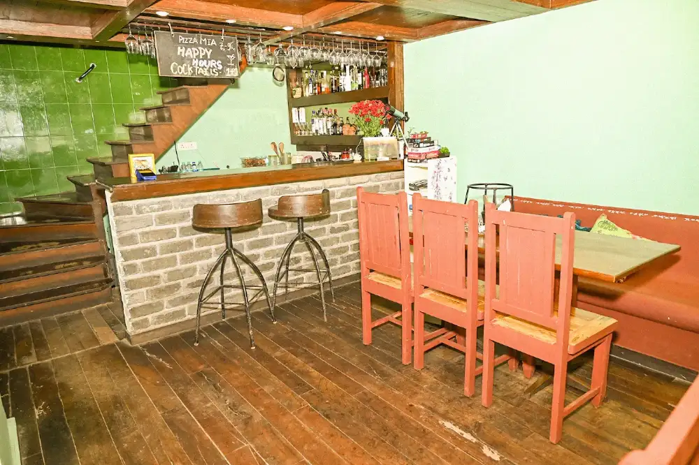 Inside Pizza Mia